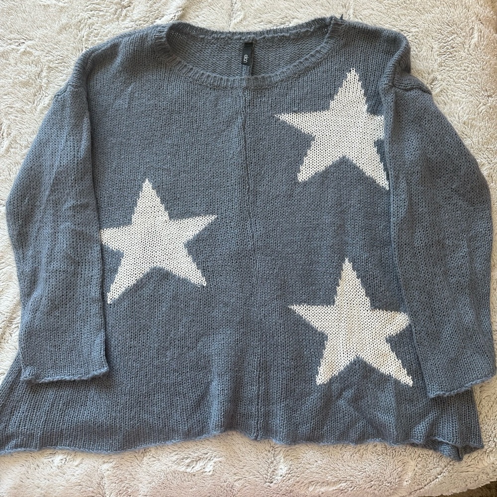 Elan Gray Sweater with White Star Design